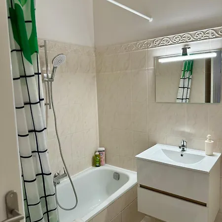 Grand A 5 Minutes De La *