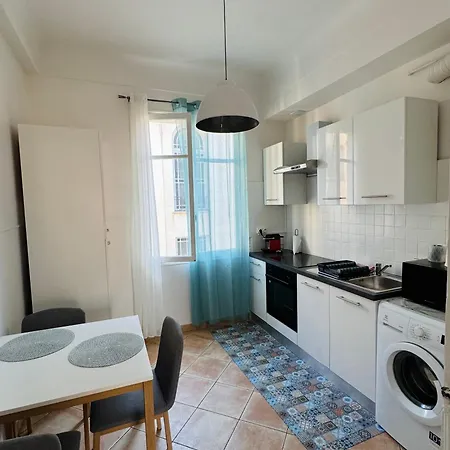 Grand A 5 Minutes De La *